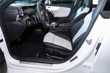 Novosibirsk / Rusya Nisan 02 2020: Mercedes-Benz CLA sınıfı, lüks araba İçişleri - direksiyon, vites kolu, multimedya sistemi, sürücü koltukları ve gösterge paneli