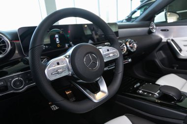 Novosibirsk / Rusya Nisan 02 2020: Mercedes-Benz CLA sınıfı, yeni moda bir arabanın salonu. : kırmızı logolu direksiyon Mercedes ve hız göstergesi ve takometresi