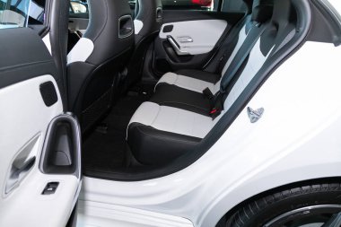 Novosibirsk / Rusya Nisan 02 2020: Mercedes-Benz CLA sınıfı, rahat araba içeride. Arabanın içi temiz: siyah-beyaz arka koltuklar, başlıklar ve kemer. 