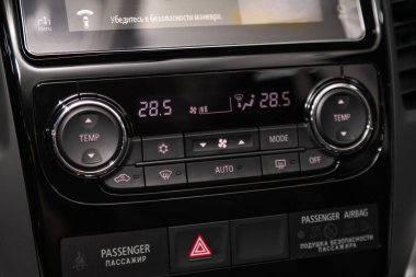 Novosibirsk / Rusya 10 Şubat 2020: Mitsubishi Pajero Spor, arabanın içinde klima düğmesi olan araç panelini kapatın 