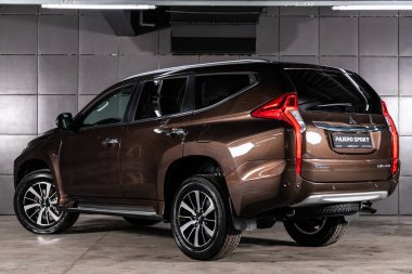 Novosibirsk / Rusya 10 Şubat 2020: kahverengi Mitsubishi Pajero Sport, 4WD SUV arka görüş. Koyu arkaplan üzerinde yeni pahalı araba 