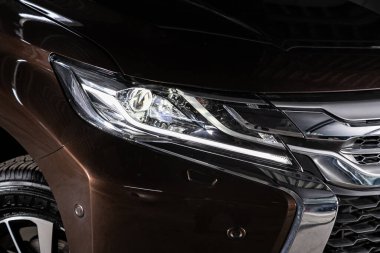 Novosibirsk / Rusya 10 Şubat 2020: Mitsubishi Pajero Spor, Detaylı arabanın kapanışı: kahverengi SUV 'nin güzel temiz farları