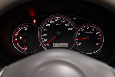 Novosibirsk / Rusya Nisan 02 2020: Subaru Forester, beyaz arka ışıklandırmalı Araç göstergesi: Kilometre, hız göstergesi, takometre, yakıt seviyesi, su sıcaklığı ve daha fazlası