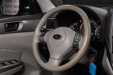 Novosibirsk / Rusya Nisan 02 2020: Subaru Forester, yeni moda bir arabanın salonu. : kırmızı logolu direksiyon Mercedes ve hız göstergesi ve takometresi