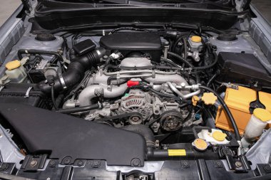Novosibirsk / Rusya Nisan 02 2020: Subaru Forester, temiz bir motor bloğunun kapatılması, İçten yanmalı motor
