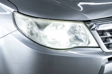 Novosibirsk / Rusya Nisan 02 2020: Subaru Forester, Gri SUV 'nin güzel, temiz farları