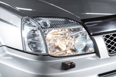 Novosibirsk / Rusya Nisan 02 2020: Nissan X-Patikası, Gri SUV 'nin güzel, temiz farları