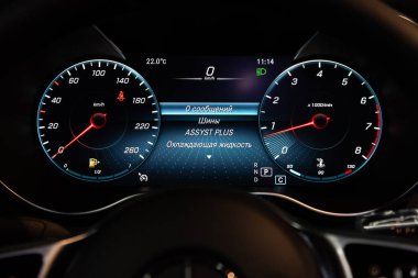Novosibirsk / Rusya 11 Nisan 2020: Mercedes-Benz GLC-sınıfı 300, beyaz arka ışıklandırmalı araç gösterge paneli: Kilometre, takometre, yakıt seviyesi, su sıcaklığı ve daha fazlası
