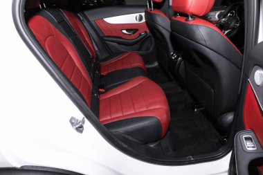 Novosibirsk / Rusya 11 Nisan 2020: Mercedes-Benz GLC-sınıfı 300, rahat araba içeride. Arabanın içi temiz: siyah ve kırmızı arka koltuklar, başlıklar ve kemer. 
