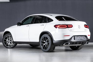 Novosibirsk / Rusya 11 Nisan 2020: beyaz Mercedes-Benz GLC sınıfı 300, orta menzilli şehir SUV, arka görüş. Koyu arkaplan üzerinde yeni pahalı araba 