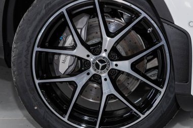 Novosibirsk / Rusya 11 Nisan 2020: Mercedes-Benz GLC sınıfı 300, Araç tekeri beyaz arabada - kapanıyor