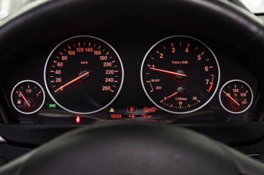 Novosibirsk / Rusya Nisan 02 2020: BMW 3 serisi, yuvarlak gösterge paneli, hız göstergesi ve beyaz arka ışıklandırmalı takometreye yakın çekim. modern araba iç mimarisi