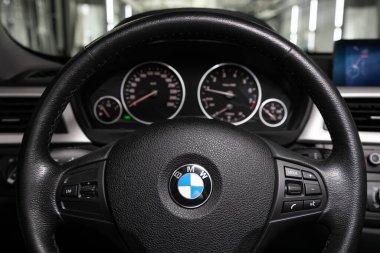 Novosibirsk / Rusya Nisan 02 2020: BMW 3 serisi, Araç İçi - gösterge paneli, oyuncu, logo ve düğmeli direksiyon, hız göstergesi ve taktik ölçer 