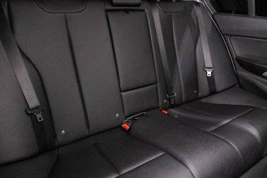 Novosibirsk / Rusya Nisan 02 2020: BMW 3 serisi, rahat araba içeride. Arabanın içi temiz: siyah arka koltuklar, başlıklar ve kemer. 