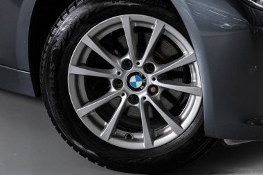Novosibirsk / Rusya Nisan 02 2020: BMW 3 serisi, alaşımlı tekerlekli araba tekerleği ve yakın çekimde yeni lastik. Tekerlek ayarlama diski