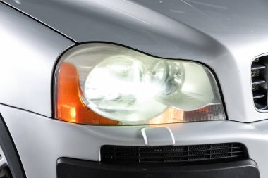 Novosibirsk / Rusya Nisan 02 2020: Volvo XC90, yeni arabanın ayrıntılı ışığı. Dış detay  