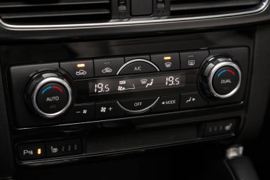Novosibirsk / Rusya Nisan 02 2020: Mazda CX-5, klima düğmeleri ile klima görüntülü Alet Otomotiv Paneli Kapat 