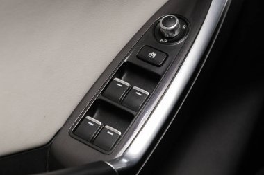Novosibirsk / Rusya Nisan 02 2020: Mazda CX-5, yeni bir arabanın kapı kontrol panelinin kapatılması. Pencere kontrol paneli, kapı kilidi düğmesi ve ayna kontrollü kol dinlenmesi. 