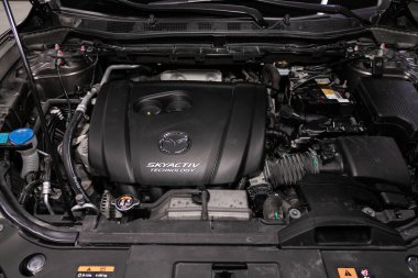 Novosibirsk / Rusya Nisan 02 2020: Mazda CX-5, temiz bir motor bloğunun kapatılması, İçten yanmalı motor