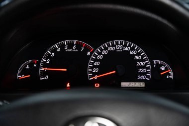 Novosibirsk / Rusya Mart 04: 2020: Toyota Camry, yuvarlak gösterge paneli, hız göstergesi ve takometreye beyaz arka ışıklandırmalı yakın çekim. modern araba iç mimarisi