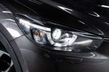 Novosibirsk / Rusya Nisan 02 2020: Mazda CX-5, yeni arabanın ayrıntılı ışığı. Dış detay  