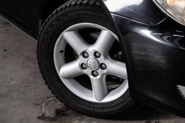 Novosibirsk / Rusya Mart 04: 2020: Toyota Camry, alaşımlı tekerlek ve yakın çekimde yeni lastik. Tekerlek ayarlama diski