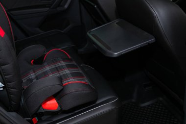 Novosibirsk / Rusya 09 Mart 2020: Volkswagen Tiguan, Comfort Car in inside. Arabanın içi temiz: çocuk koltuğu ve beslenme masası olan siyah arka koltuklar.