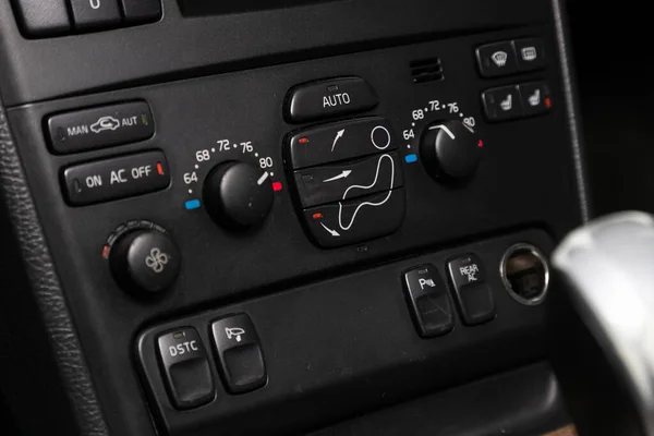 2020年4月2日 沃尔沃Xc90 带空调扣式气候控制视野的闭合仪表盘 现代汽车的细节和控制 — 图库照片