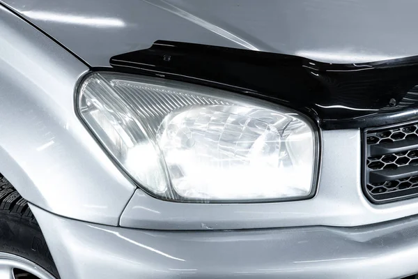 Novosibirsk / Rusya 22 Mart 2020: Toyota RAV-4, yeni arabanın ayrıntılı ışığı. Dış detay  