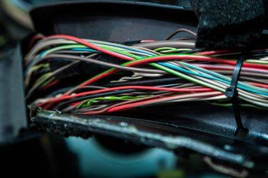 Arabanın motor kontrol ünitesini kapat, çok renkli kablolar - bir kamyon kablosu
