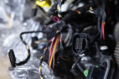 Arabanın motor kontrol ünitesini kapatın, çok renkli kablolar, kontaklar - bir kamyon vagonunun kablosu. Elektrik iletişimi, eski bir arabanın kabloları.