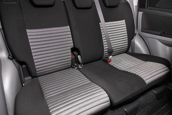 Komfortwagen Drinnen Sauberer Innenraum Schwarze Rücksitze Kopfstützen Und Gurt — Stockfoto