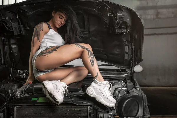 Mulher Retrato Criativa Com Carro Design Car Workshop Art Concept — Fotografia de Stock