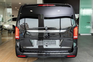 Novosibirsk / Rusya 28 Nisan 2020: Mercedes-Benz V-sınıfı, ticari panelvan, arka görüş. Otomatik otoparkta yeni pahalı modern minibüs. 