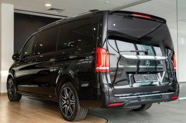 Novosibirsk / Rusya 28 Nisan 2020: Mercedes-Benz V-sınıfı, ticari panelvan, arka görüş. Otomatik otoparkta yeni pahalı modern minibüs. 
