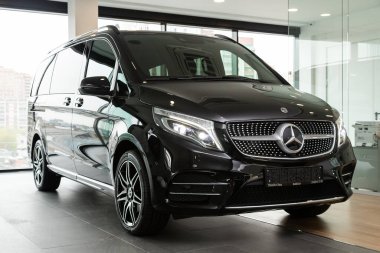 Novosibirsk / Rusya 28 Nisan 2020: Mercedes-Benz V-sınıfı, ticari panelvan, ön görüş. Otomatik otoparkta yeni pahalı modern minibüs. 