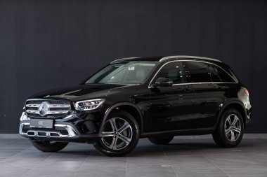 Novosibirsk / Rusya Mart 03: 2020: lüks siyah Mercedes-Benz GLC-Sınıfı, ön manzara. Almanya 'da yeni pahalı modern geçiş aracı siyah arka planda park edilmiş. 