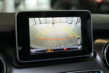 Novosibirsk / Rusya 28 Nisan 2020: Mercedes-Benz V-sınıfı, monitörlü ters kamera, düğmeler - modern arabanın detayları ve kontrolleri. 