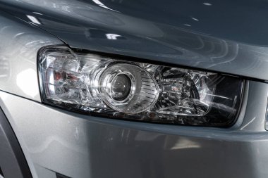 Novosibirsk / Rusya Nisan 02 2020: Chevrolet Captiva, yeni aracın ayrıntılı ışığı. Modern araba ksenon lambasına yakın.