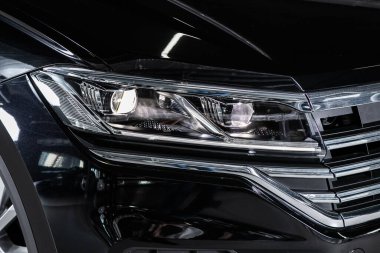 Novosibirsk / Rusya 15 Mart 2020: Volkswagen Toureg, yeni otomobilin ayrıntılı ışığı. Modern araba ksenon lambasına yakın.