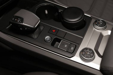 Novosibirsk / Rusya 15 Mart 2020: Volkswagen Toureg, Vites değişimi. Arabanın otomatik vites kutusu, arabanın içi.