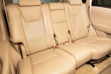Novosibirsk / Rusya 22 Nisan 2020: Lexus RX350, bej derili yolcular için arka koltuk. Rahat vagon içeride. 