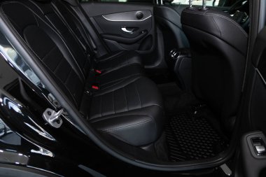 Novosibirsk / Rusya 03 Mart 2020: Mercedes-Benz GLC sınıfı, siyah derili yolcular için arka koltuk. Rahat vagon içeride. 