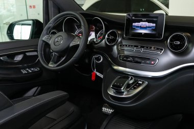 Novosibirsk / Rusya 28 Nisan 2020: Mercedes-Benz V-sınıfı, gösterge paneli, oyuncu, direksiyon, gaz kolu, düğmeler, koltuklar. Arabanın içinde. 