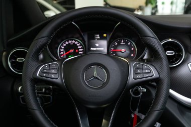 Novosibirsk / Rusya 28 Nisan 2020: Mercedes-Benz V-class, yeni stil bir arabanın salonu, direksiyon, hız göstergesi, takometre ve diğer ayarlama düğmeleri olan gösterge paneli 