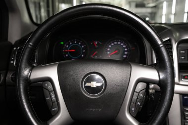 Novosibirsk / Rusya Nisan 02 2020: Chevrolet Captiva, yeni stil bir arabanın salonu, direksiyon, hız göstergesi, takometre ve diğer ayarlama düğmeleri olan gösterge paneli 