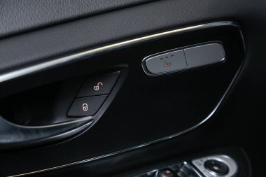 Novosibirsk / Rusya 28 Nisan 2020: Mercedes-Benz V-sınıfı, araç panelinde siyah koltuk ısıtma düğmeleri, ticari marka yok 