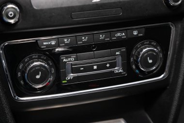 Novosibirsk / Rusya 22 Nisan 2020: Scoda Superb, Modern siyah araba iç mimarisi: klima düğmeli klima görüntüsü, bir arabanın içindeki sıcaklık hakkında bilgi içeren gösterge paneli