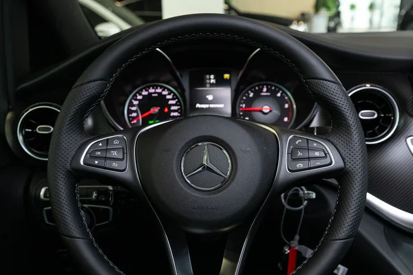 2020年4月28日 梅赛德斯 奔驰V Class 新款时尚轿车沙龙 方向盘 带速度计的仪表盘 仪表盘和其他设定按钮 — 图库照片