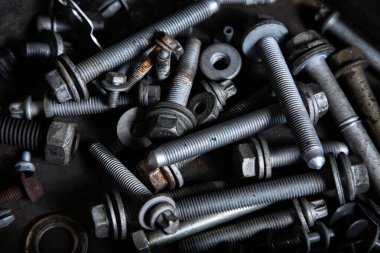 Düz metal bağlayıcılar: Vinitikler, vidalar, fındıklar, çiviler, değiştirilebilir kafalar, üst görüş. Marangozun Marangoz Aletleri